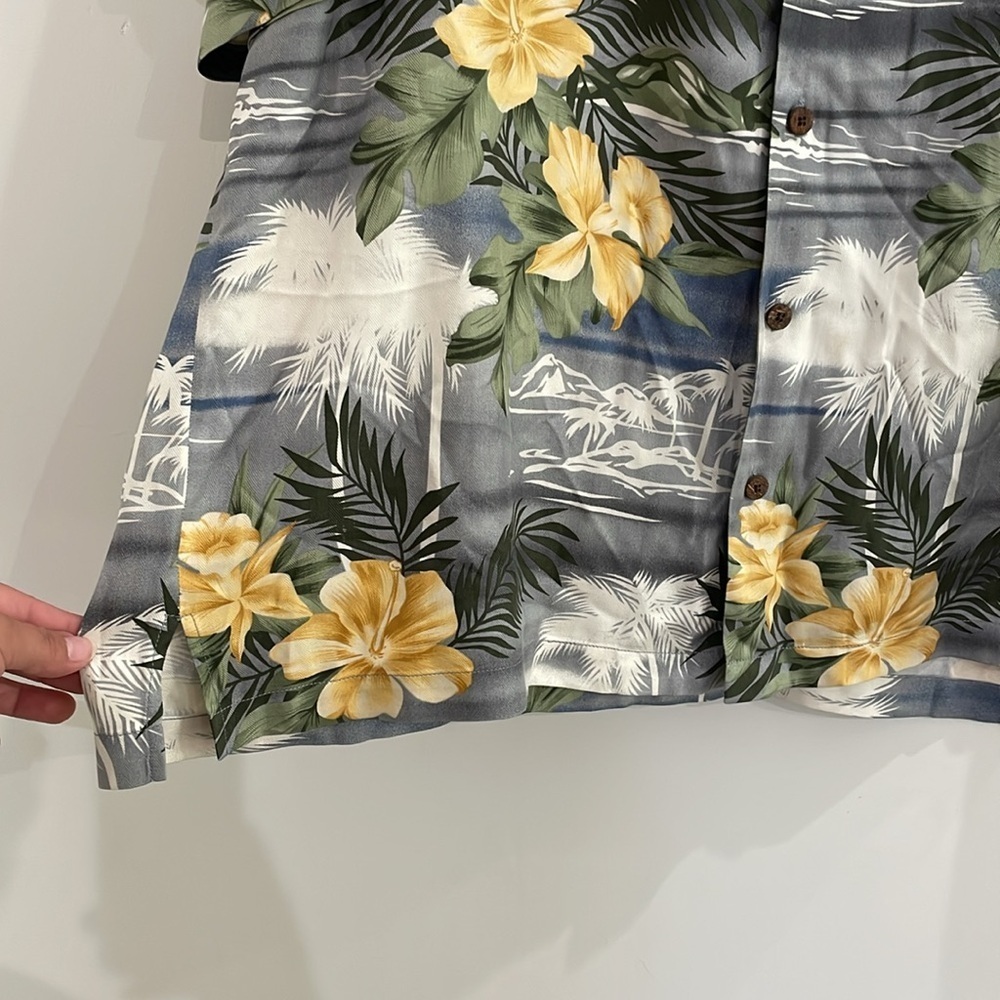 Tommy Bahama Men's Button Up Hawaiian Floral Shirt
100% Silk Size XL - Picture 6 of 13